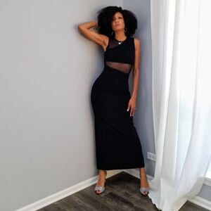 Blondie Nites: Elegant Black Sleeveless Dress